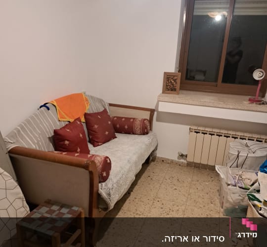 סידור חדר שינה ואירוח בבית עם ספה ומיטה מוצעת